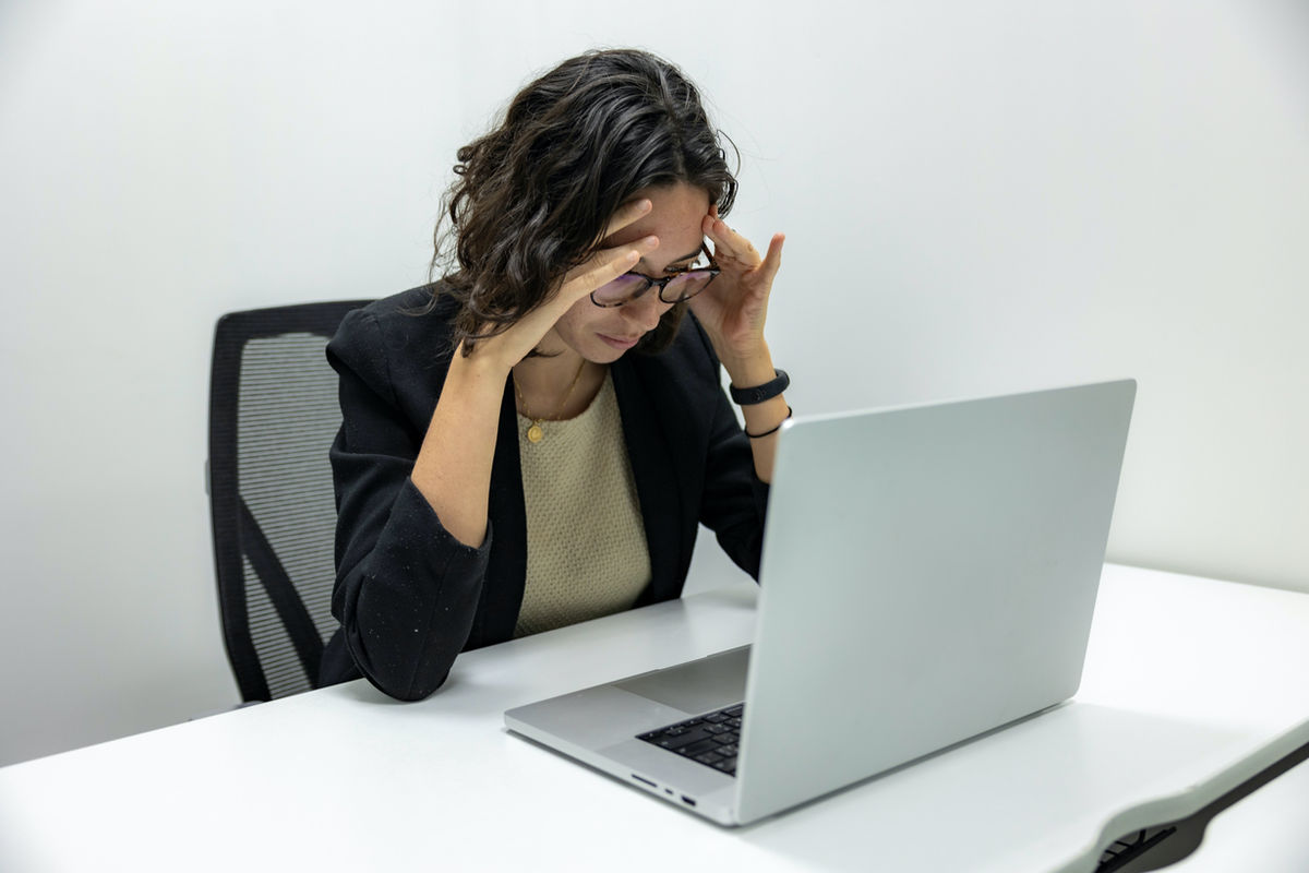 Frau mit Burnout-Symptomen bei der Arbeit